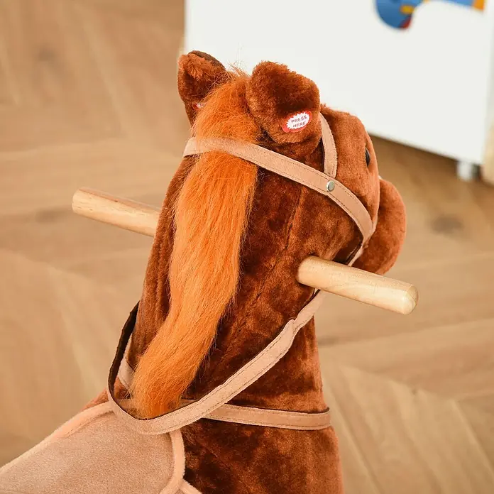 Schaukelpferd Kinder Wiehern Schaukeltier Schaukelspielzeug Braun -  - Brauner Plüsch-Schaukelpferdkopf mit orangefarbener Mähne, hellem Zaumzeug und Holzgriffen. Ein „PRESS HERE“-Knopf ist am Ohr.