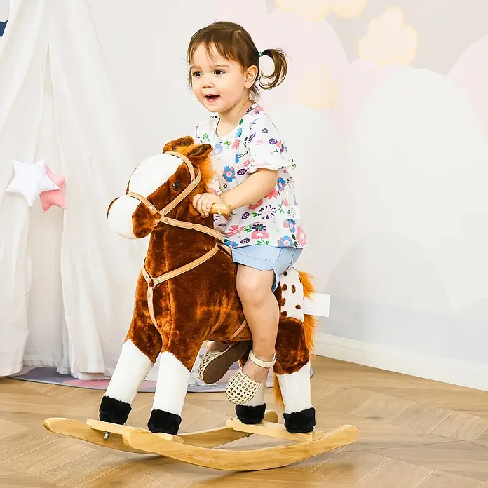 Schaukelpferd Kinder Wiehern Schaukeltier Schaukelspielzeug Braun -  - Ein fröhliches Kleinkind reitet auf einem plüschigen braunen Schaukelpferd mit Holzfuß in einem hellen Raum.
