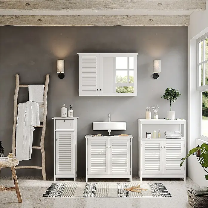 Badmöbel-Set Riad 60 cm Weiß Art.-Nr. 40470 -  - Set weißer Badschränke mit Lamellentüren: Spiegelschrank, Hochschrank, Waschtischunterschrank und Beistellschrank mit offenen Fächern.