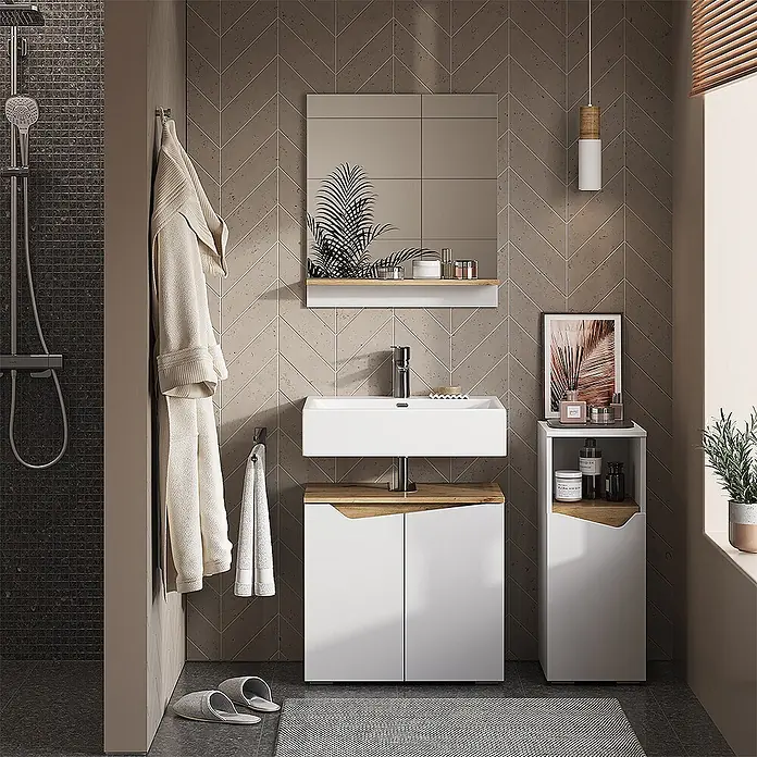 Badmöbel-Set Marelle 60 cm Weiß Art.-Nr. 40849 -  - Moderner weißer Badschrank mit Holzdetails und passendem Hochschrank in einem Badezimmer.