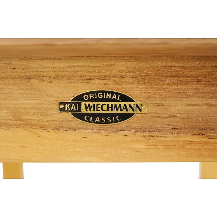Kai Wiechmann Gartentisch - Teakholz, Quadratisch, Naturbelassen - Schwarzes und goldenes Kai Wiechmann Classic Etikett auf hellem Holz.