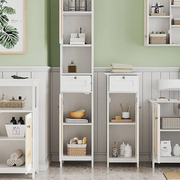Badmöbel-Set Rosario 60 cm Weiß Art.-Nr. 40455 -  - Weiße Holz-Badezimmerschränke mit Türen und Schubladen, mit Toilettenartikeln und Handtüchern organisiert.