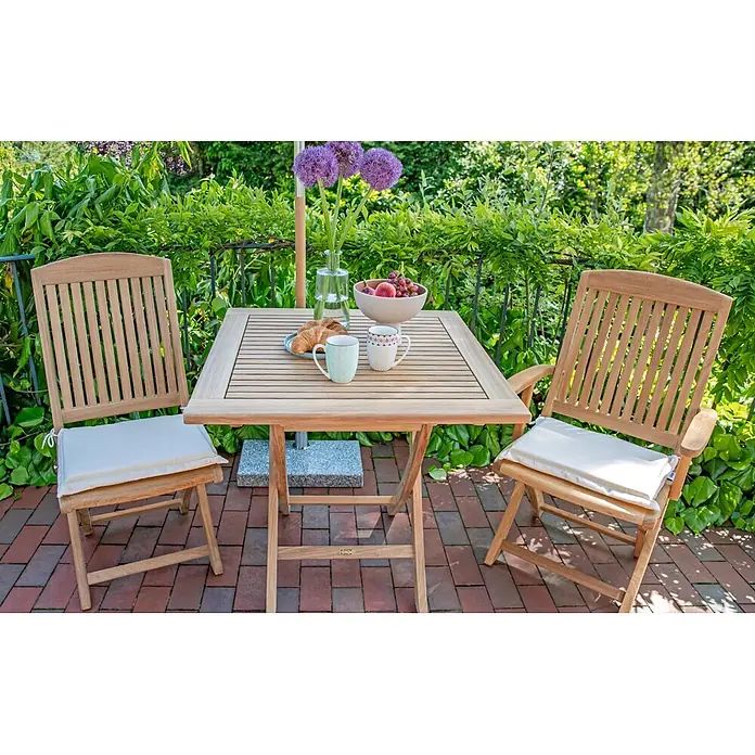 Kai Wiechmann Sitzauflage - Klappstuhl, Polyacryl, Naturweiß - Holz-Gartensitzgruppe mit quadratischem Tisch und zwei Stühlen, Naturholz und helle Polster.