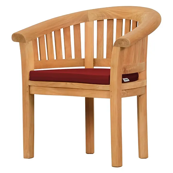 Kai Wiechmann Sitzauflage - Sessel, Polyacryl, Bordeauxrot - Teakholzstuhl mit geschwungener Rückenlehne und Armlehnen, mit rotem Sitzkissen.