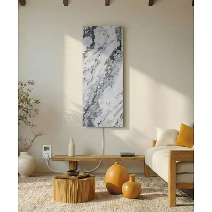 Marwona Infrarotheizkörper Qarama 800 W – Funk - B x H: 1.000 x 400 mm, 800 W, Qarama - Wandheizung mit grau-weißem Marmordesign, in einem Wohnzimmer gezeigt, an einen Thermostat angeschlossen.