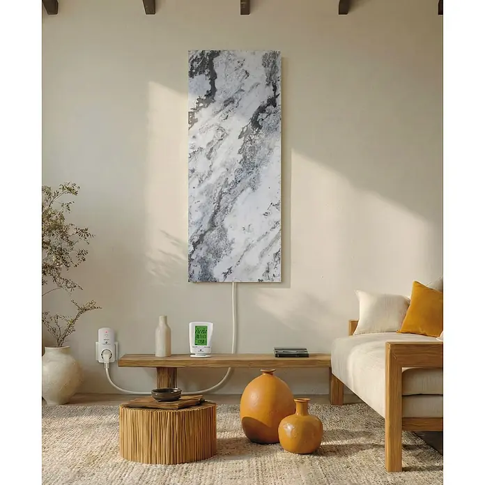 Marwona Qarama Infrarotheizung 800 W inkl. Funk-Thermostat -  - Weiß-grauer Marmor-Wandheizkörper mit Smart-Stecker und Digitalthermometer in einem modernen Wohnzimmer.