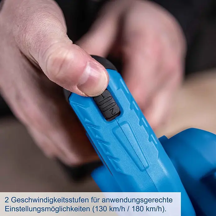 Scheppach IXES 20V Akku-Gebläse C-WBL180-X - 20 V, Ohne Akku - Nahaufnahme einer Hand, die den schwarzen Zwei-Stufen-Schalter eines blauen Handwerkzeugs bedient.