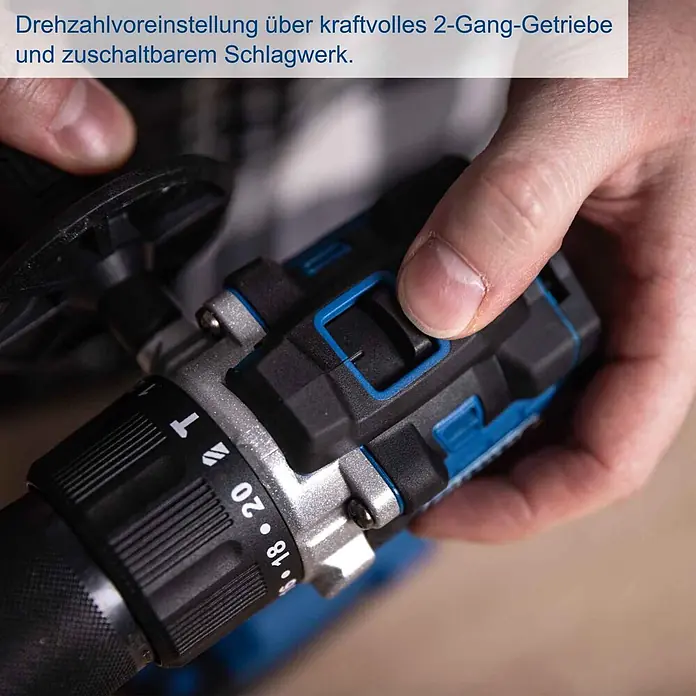 Scheppach IXES 20V Akku-Schlagbohrschrauber BC-CD70SC-X - 20 V, Ohne Akku, 70 Nm - Nahaufnahme einer Hand, die die Drehzahlvoreinstellung an einem schwarzen Akkubohrschrauber mit 2-Gang-Getriebe und zuschaltbarem Schlagwerk vornimmt.