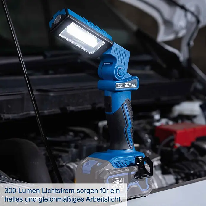 Scheppach IXES 20V LED-Arbeitsleuchte C-WL20-X - 20 V, Ohne Akku, 300 lm - Scheppach 20V Akku-Arbeitsleuchte in Blau-Schwarz beleuchtet einen Motorraum.