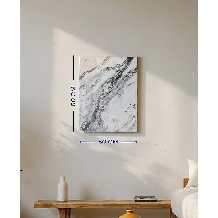 Marwona Infrarotheizkörper Qarama 500 W – Funk - B x H: 500 x 600 mm, 500 W, Qarama - Rechteckiges abstraktes Leinwandbild mit weißem, grauem und schwarzem Marmormuster, 60x50 cm, an einer Wand.