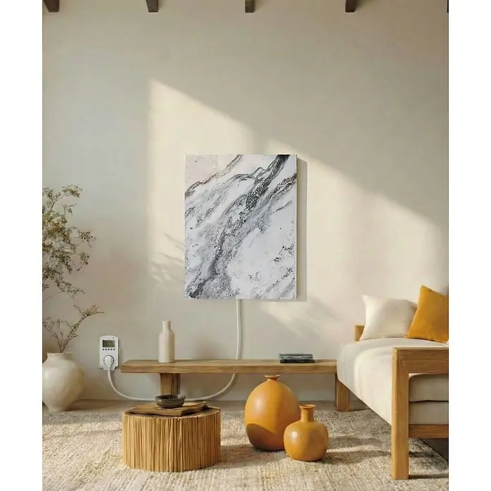 Marwona Infrarotheizkörper Qarama 500 W – Funk - B x H: 500 x 600 mm, 500 W, Qarama - An der Wand montierte Heizplatte mit Marmormuster in einem Wohnzimmer, verbunden mit einem weißen Thermostat.