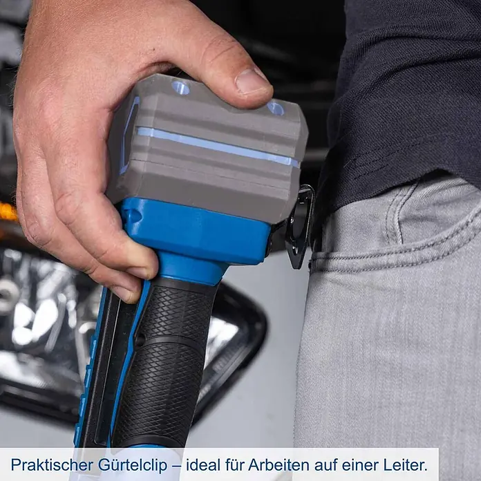 Scheppach IXES 20V LED-Arbeitsleuchte C-WL20-X - 20 V, Ohne Akku, 300 lm - Blaue und graue Arbeitsleuchte mit schwarzem Griff und Gürtelclip an einer Hose befestigt.