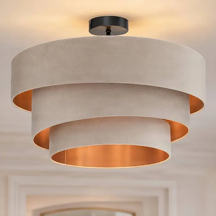 Lindby Deckenlampe in creme, gold, Deckenleuchte -  - Gestufte Deckenleuchte mit drei runden, hellbeigen Stoffschirmen, innen mit reflektierendem Kupfer ausgekleidet. Mit schwarzem Sockel an der Decke montiert.
