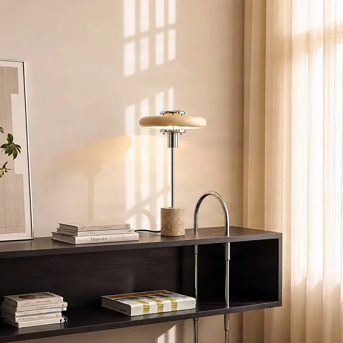 Lindby Tischlampe in beige, Nachttischlampe -  - Eine moderne Tischlampe mit beigem Holzschirm, Chromstiel und Betonfuß auf einem dunklen Regal, die warmes Licht wirft.