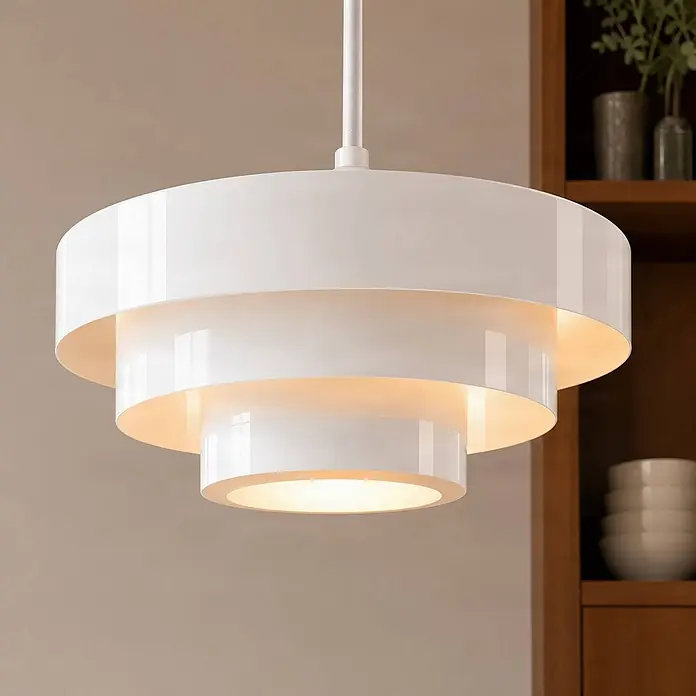Lindby Pendelleuchte in weiß glänzend, Hängelampe -  - Weiße gestufte Pendelleuchte, hängend und beleuchtet in einem modernen Raumambiente.