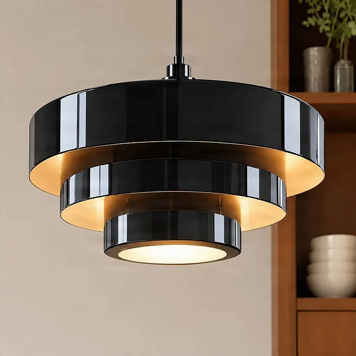 Lindby Pendelleuchte in schwarz glänzend, Hängelampe -  - Schwarze Pendelleuchte mit goldener Innenseite und beleuchtetem Diffusor, hängt in einem Innenraum.