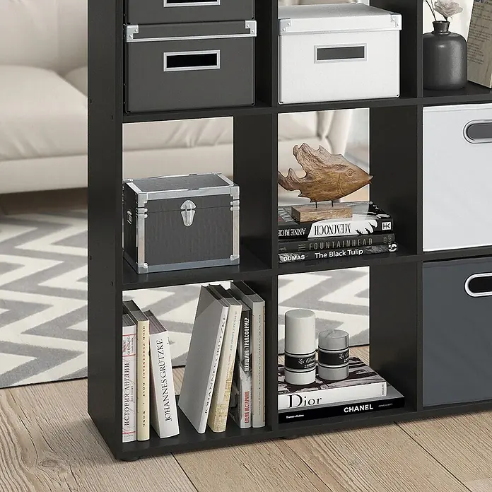 Vicco Holzregal - H x B x T: 29 x 29 x 29 cm, Schwarz - Schwarzes Würfelregal mit neun offenen Fächern, gefüllt mit Büchern, Dekorationsartikeln und verschiedenen Aufbewahrungsboxen.