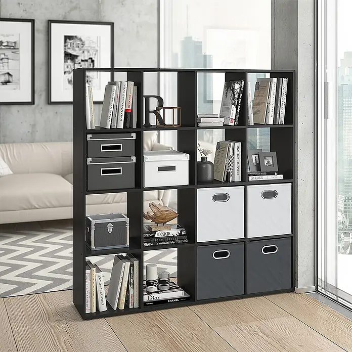 Vicco Raumteiler Karree, stehendes Bücherregal, Schwarz, 138.5 x 142.5 cm -  - Hohes schwarzes Würfelregal, gefüllt mit Büchern, Dekoartikeln und Aufbewahrungsboxen, in einem modernen Wohnzimmer.