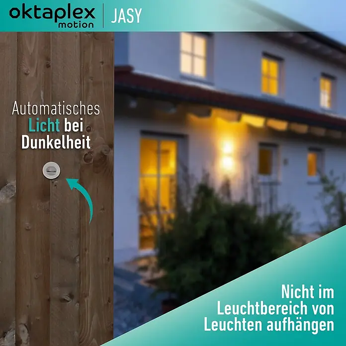 Oktaplex Motion Bewegungsmelder Jasy - Weiß, L x B x H: 39 x 75 x 25 mm - Kleiner weißer Lichtsensor an einem Holzzaun, der die automatische Beleuchtung bei Dunkelheit steuert, mit Haus im Hintergrund.