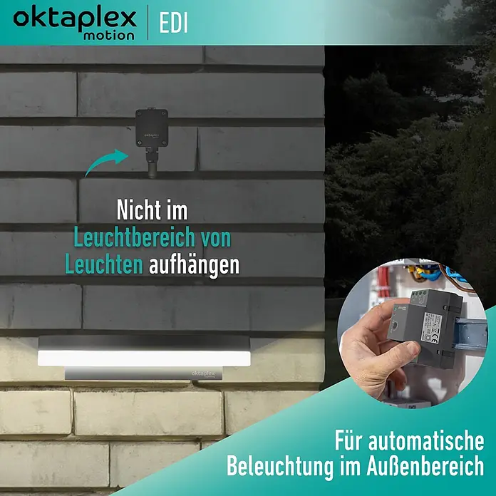 Oktaplex Motion Bewegungsmelder Edi - Anthrazit, L x B x H: 61 x 35 x 95 mm - Oktaplex Lichtsensor und Steuerung für automatische Außenbeleuchtung, an Ziegelwand montiert.