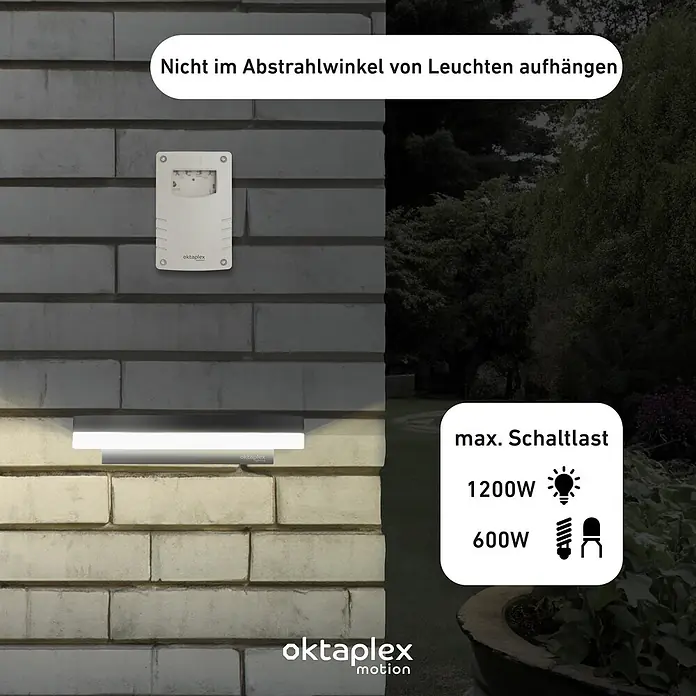 Oktaplex Motion Bewegungsmelder Bela - Weiß, L x B x H: 41 x 70 x 109 mm - Weißer Oktaplex Bewegungsmelder über einer linearen Außenleuchte an einer Ziegelwand. Deutscher Text warnt vor Montage im Lichtstrahl.
