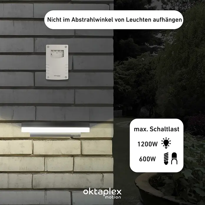 Oktaplex Motion Bewegungsmelder Bela - Weiß, L x B x H: 41 x 70 x 109 mm - Oktaplex Bewegungsmelder an Ziegelwand neben Außenleuchte, zeigt Lastspezifikationen und Installationshinweis.