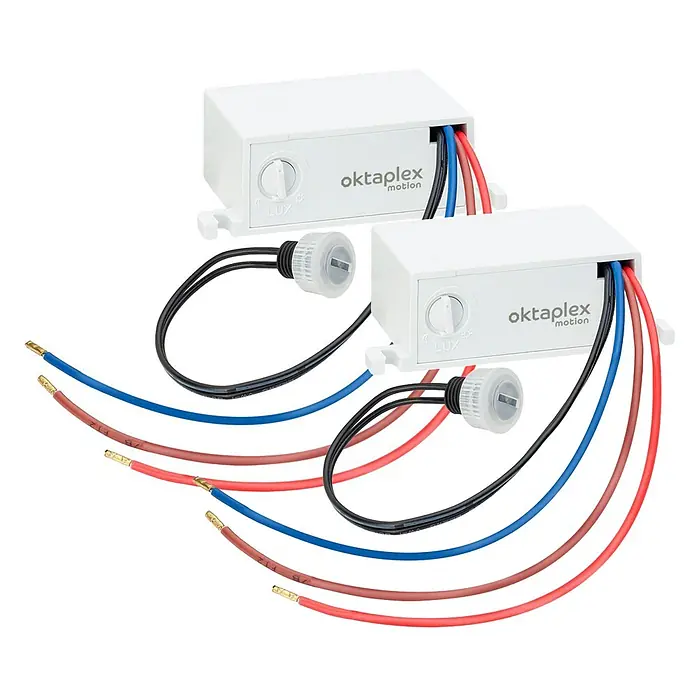 Oktaplex Jasy 2er Set Einbau Dämmerungsschalter IP65 Weiß Nachrüstkit 230V -  - Zwei weiße Oktaplex Bewegungssensoren mit angeschlossenen mehrfarbigen Kabeln.