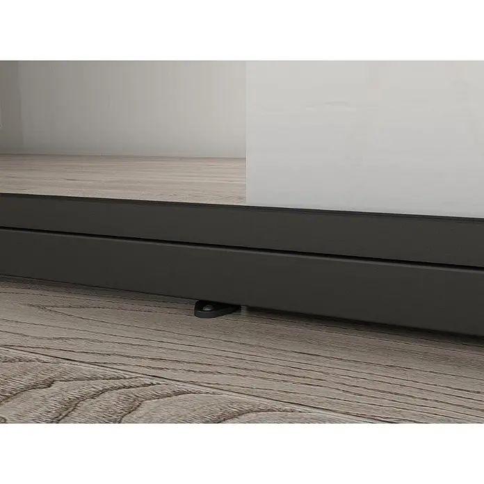Glasschiebetür Loft Komplettset ESG Satiniert 3 Felder Softclose 880x2035 -  - Dunkelgrauer Unterrahmen eines Schiebetür- oder Raumtrennsystems mit Bodenführung auf hellem Holzfußboden.
