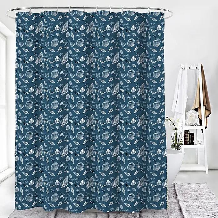 Euroshowers Duschvorhang Marina Dunkelblau 180 x 200 cm -  - Blauer Duschvorhang mit weißem Muschel- und Textmuster "Come With Me to the Sea", im Badezimmer.