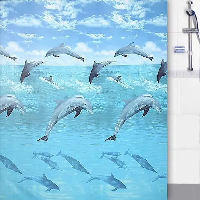 Euroshowers Duschvorhang Ocean Blau 180 x 200 cm Delfinmotiv -  - Blauer Duschvorhang mit Delfinmotiv, hängt im Badezimmer neben einer Duschstange.