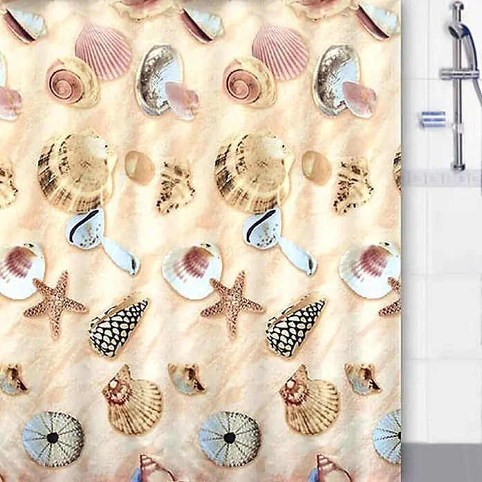Euroshowers Duschvorhang Beach Sand 180 x 200 cm Muschelmotiv -  - Duschvorhang mit lebhaftem Strandmotiv, verschiedenen Muscheln, Seesternen und Seeigeln auf sandfarbenem Hintergrund, hängt in einem Badezimmer.