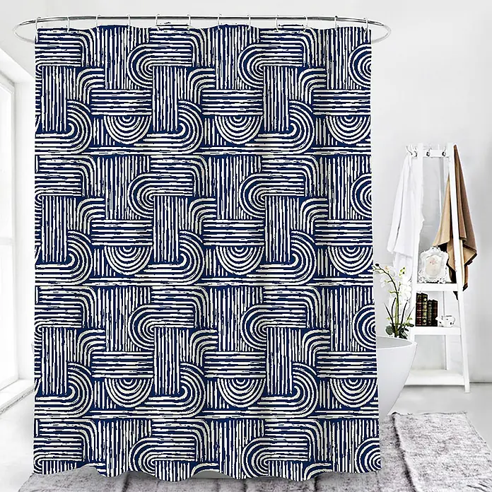 Euroshowers Duschvorhang Ändlös 180 x 200 cm Linienmuster Blau Weiß -  - Duschvorhang mit marineblauem und cremefarbenem geometrischem, verschlungenem Muster, im Badezimmer hängend.