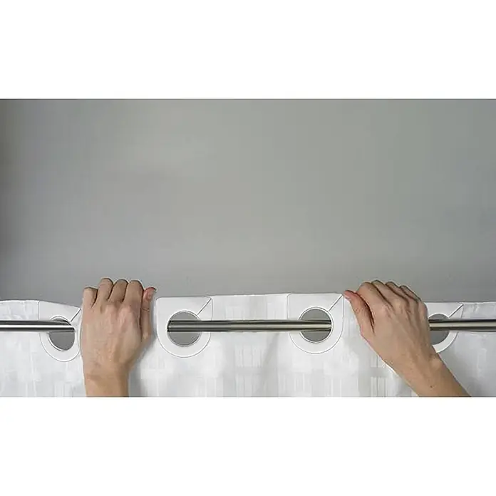 Euroshowers Duschvorhang Hookless Weiß 180 x 200 cm integrierte Ringe -  - Hände befestigen weiße Kunststoff-Gardinenringe an einer silbernen Stange.