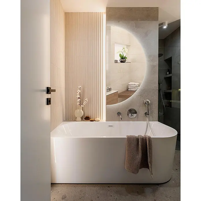 Lustro LED Półokrągłe - Ciepły - 50x100 cm -  - Modernes Badezimmer mit weißer freistehender Badewanne, beleuchtetem Spiegel und strukturierten beigefarbenen Wänden.