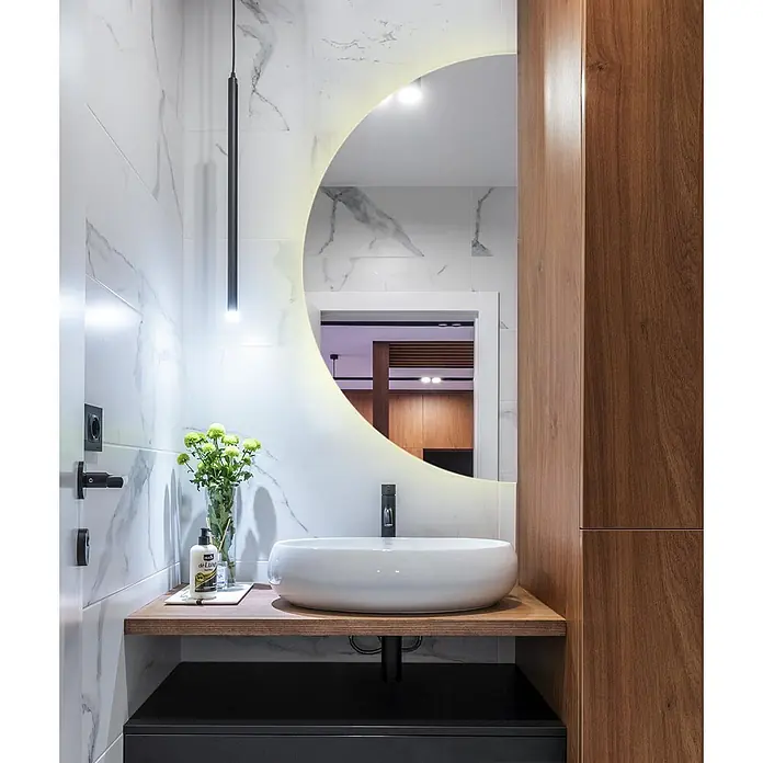 Lustro LED Półokrągłe - Ciepły - 50x100 cm -  - Moderner Badezimmer-Waschtisch mit weißem Aufsatzwaschbecken, schwarzer Armatur und heller Holzplatte, beleuchtet von einem hinterleuchteten Rundspiegel.