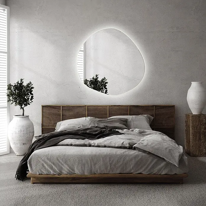 Tulup Wandspiegel -  - Ein modernes Bett mit Holzrahmen und geflochtenem Rattan-Kopfteil, in Hellgrau bezogen, in einem minimalistischen Schlafzimmer.