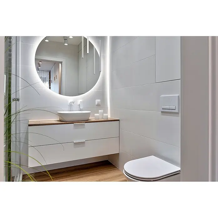Tulup Wandspiegel -  - Modernes Badezimmer mit weißem Waschtisch, Aufsatzwaschbecken auf Holzplatte, beleuchtetem Spiegel und WC.