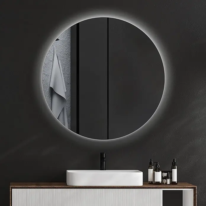 Tulup Wandspiegel -  - Runder LED-Spiegel über einem modernen Waschbecken in einem dunklen Badezimmer.