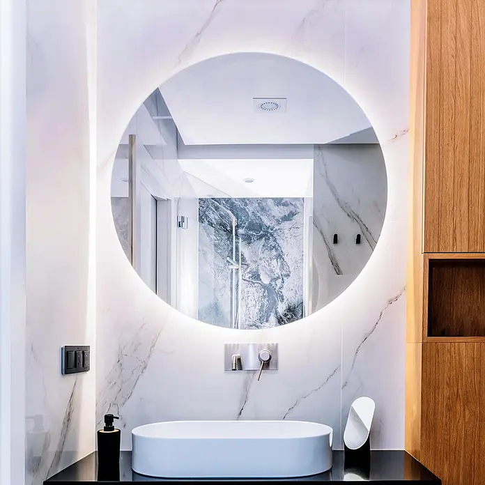 Tulup Wandspiegel -  - Modernes Badezimmer mit weißem ovalem Aufsatzwaschbecken und eleganter Wandarmatur vor marmorierten Fliesen.