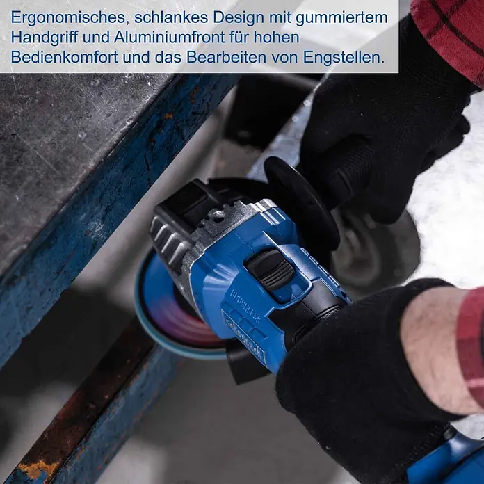 Scheppach IXES 20V Akku-Winkelschleifer BC-AG125P-X - 20 V, Ohne Akku, 7.000 U/min - 10.000 U/min - Blauer Winkelschleifer mit gummiertem Griff und Aluminiumfront, von Handschuhen gehalten, bearbeitet Metall in Engstellen.