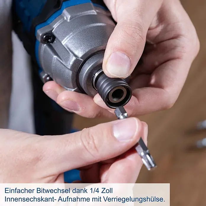 Scheppach IXES 20V Akku-Schlagschrauber C-ID180-X - 20 V, Ohne Akku, 180 Nm - Hand setzt einen 1/4 Zoll Sechskant-Bit in eine blaue und graue Akku-Schrauber-Aufnahme mit Verriegelungshülse ein.