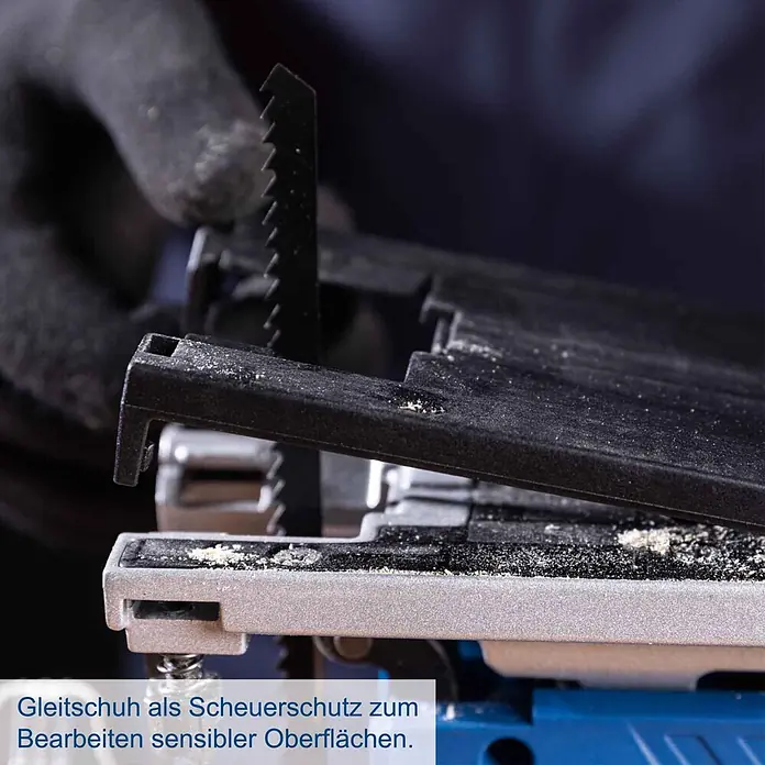 Scheppach IXES 20V Akku-Stichsäge BC-JS254-X - 20 V, Ohne Akku, Leerlaufhubzahl: 0 /min - 3.000 /min - Nahaufnahme einer Stichsäge mit schwarzem Kunststoff-Gleitschuh zum Schutz empfindlicher Oberflächen beim Sägen. Sägeblatt sichtbar.