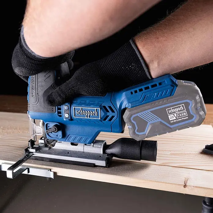 Scheppach IXES 20V Akku-Stichsäge BC-JS254-X - 20 V, Ohne Akku, Leerlaufhubzahl: 0 /min - 3.000 /min - Eine Person benutzt eine blaue Scheppach Akku-Stichsäge mit einem 20V 4.0Ah Li-Ion Akku zum Sägen eines Holzbretts.