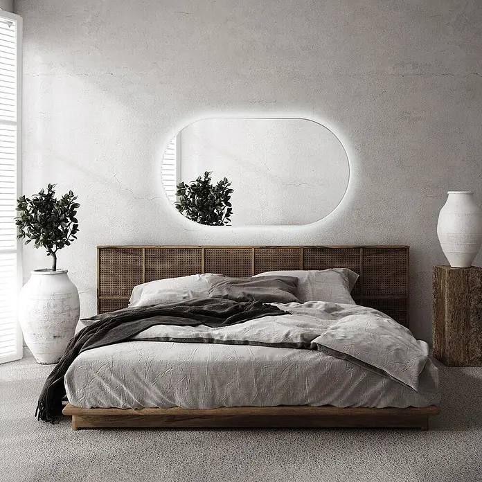 Lustro LED Owalne - Zimny - 46x80 cm -  - Modernes Schlafzimmer mit niedrigem Holzbett, Rattan-Kopfteil, hellgrauer Bettwäsche und ovalem LED-Spiegel darüber.