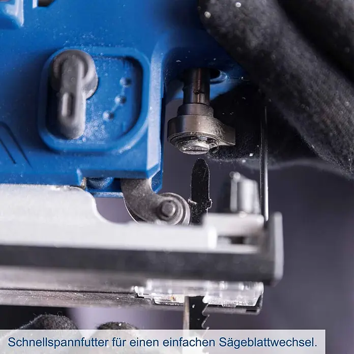 Scheppach IXES 20V Akku-Stichsäge BC-JS254-X - 20 V, Ohne Akku, Leerlaufhubzahl: 0 /min - 3.000 /min - Detailaufnahme eines blauen Stichsägen-Schnellspannfutters mit schwarzem Sägeblatt, von einer behandschuhten Hand gehalten.