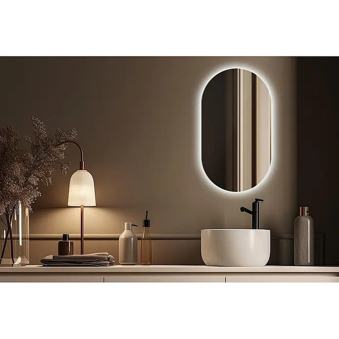Lustro LED Owalne - Zimny - 46x80 cm -  - Ovaler LED-beleuchteter Badezimmerspiegel, der ein helles Interieur reflektiert, über einem weißen Waschbecken und schwarzem Wasserhahn auf einem modernen Waschtisch.