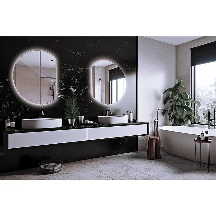 Lustro LED Rita - Zimny - 70x80 cm -  - Modernes Badezimmer mit schwarzem Marmor-Doppelwaschtisch, weißen Becken, beleuchteten Spiegeln und freistehender Badewanne.