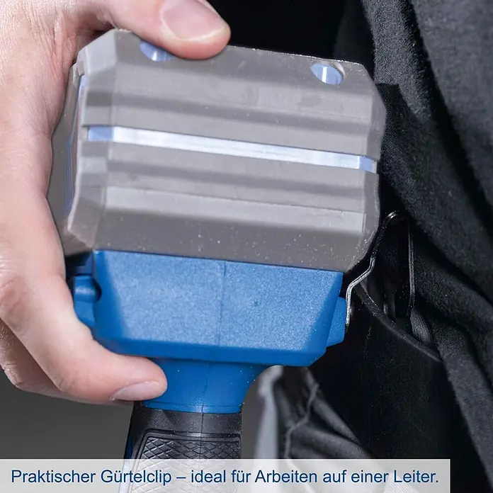 Scheppach IXES 20V Akku-Schlagschrauber C-ID180-X - 20 V, Ohne Akku, 180 Nm - Person befestigt blau-graues Werkzeug mit praktischem Gürtelclip an Kleidung für freihändiges Arbeiten.