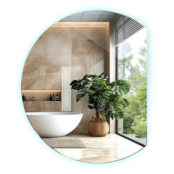Lustro LED Rita - Zimny - 70x80 cm -  - Ovaler LED-Spiegel mit beleuchtetem Rand, der ein modernes Badezimmer mit Badewanne und Pflanze reflektiert.
