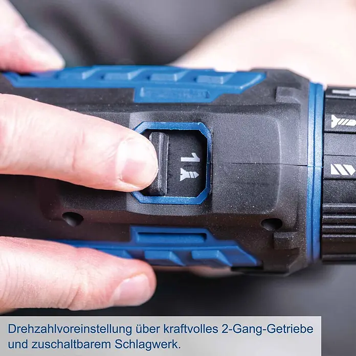 Scheppach IXES 20V Akku-Schlagbohrschrauber C-CD45-X - 20 V, Ohne Akku, 45 Nm - Hand verstellt den 2-Gang-Wahlschalter eines schwarz-blauen Akkuschraubers auf Einstellung "1" mit Bohrsymbol.
